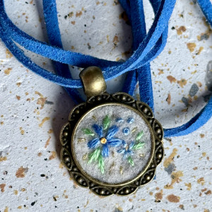 Wiosenny niebieski wisiorek