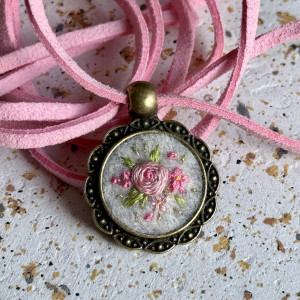 Wiosenny różowy wisiorek