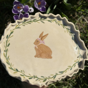 Wiosenny talerz, patera z królikiem. Ręcznie malowana ceramika