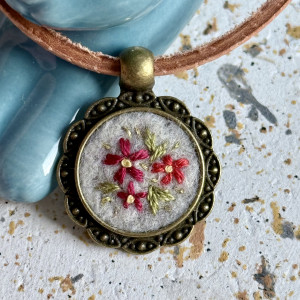 Wiosenny wisiorek czerwone kwiatki