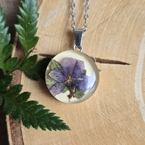 Wisior beżowy z fioletowym kwiatem