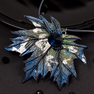 Wisior liść klonu - srebro, zieleń i błękit