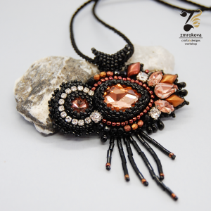 Wisior mały błyszczący asymetryczny czarny z cyrkoniami - Little Bear