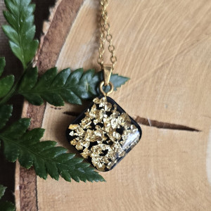 Wisior vintage z płatkami złota