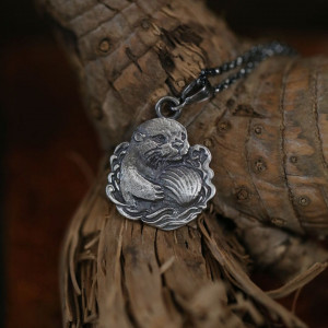 Wisior wydra z muszelką ze srebra próby 925