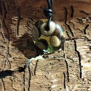 Wisior z drewna i żywicy – „Leśne kręgi”