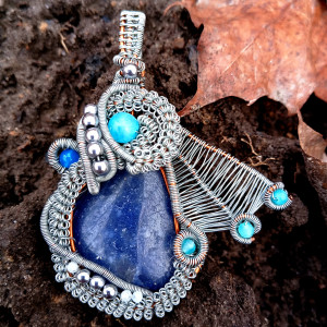 Wisior z niebieskim awenturynem i innymi kamieniami biżuteria autorska