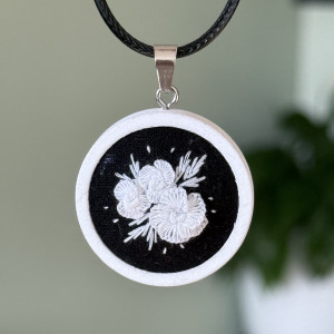 Wisiorek białe kwiaty