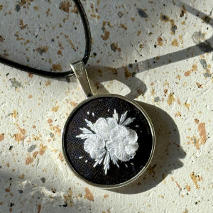 Wisiorek białe kwiaty 3