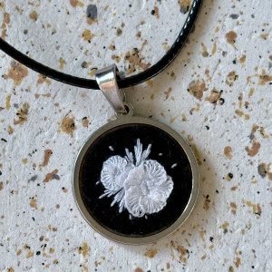 Wisiorek białe kwiaty mały