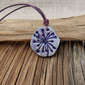 Wisiorek Fioletowy Kwiat – ręcznie robiony z glinki