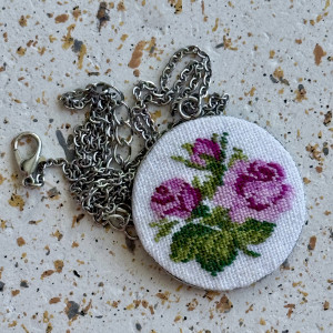 Wisiorek haftowane róże