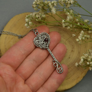 Wisiorek klucz serce granat wire wrapping kluczyk