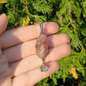 wisiorek kwiat - kwarc truskawkowy - wire wrapping