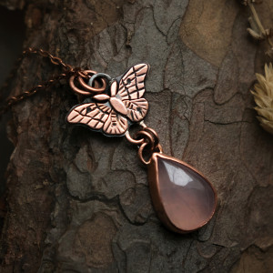 Wisiorek miedziany naszyjnik ćma różowy kwarc