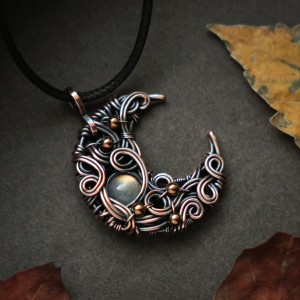 Wisiorek miedziany naszyjnik lunula z labradorytem wire wrapping