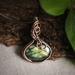 Wisiorek miedziany naszyjnik z labradorytem wire wrapping