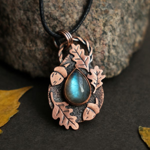 Wisiorek miedziany naszyjnik z liśćmi dębu i żołędziami labradoryt