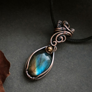 Wisiorek miedziany naszyjnik z niebieskim labradorytem wire wrapping