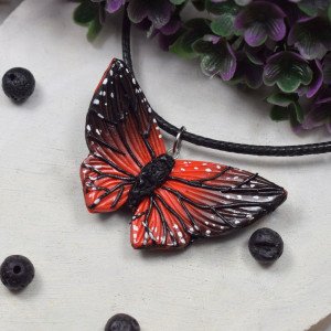 Wisiorek motyl w odcieniach czerwieni i czerni