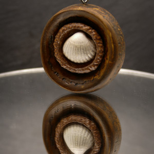 Wisiorek - Muszelka w czepku żółędzia - pirografia, niepowtarzalny