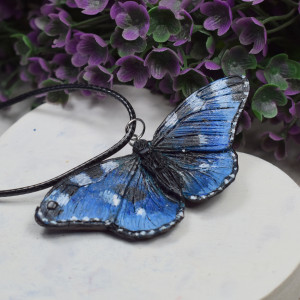 Wisiorek niebieski motyl