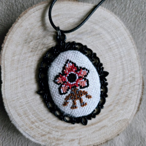 Wisiorek ręcznie wyszywany Demogorgon