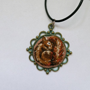 Wisiorek ręcznie wyszywany Wiewiórka