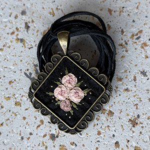 Wisiorek romb vintage haft