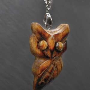 Wisiorek „Sowa i Tygrysie oko " - biżuteria z drewna, pirografia