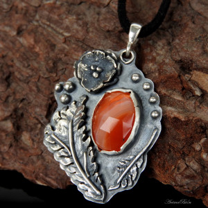 Wisiorek srebrny z karneolem w liściach