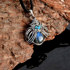 Wisiorek srebrny z labradorytem i apatytami