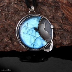 Wisiorek srebrny z labradorytem kot na księżycu