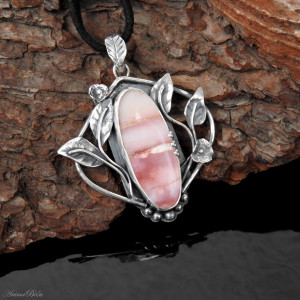 Wisiorek srebrny z różowym opalem w liściach