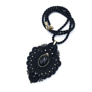 Wisiorek sutasz czarny z agatem „Inez” naszyjnik romantyczny elegancki
