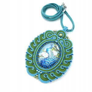 Wisiorek sutasz naszyjnik turkusowo zielony z motywem pawia „Paon”