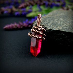 Wisiorek wire wrapping z malinowym kwarcem