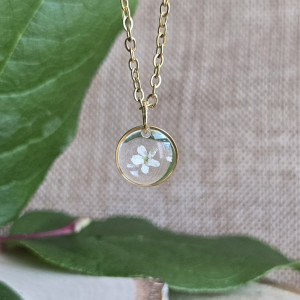 Wisiorek z białymi kwiatami niezapominajkami