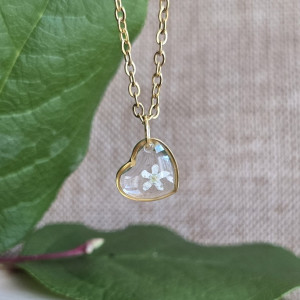 Wisiorek z białymi kwiatami niezapominajkami serce