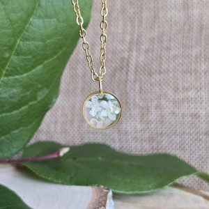 Wisiorek z białymi kwiatami niezapominajkami złoty