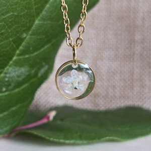 Wisiorek z białymi kwiatami niezapominajki