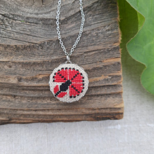 Wisiorek z haftem białoruskim