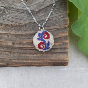 Wisiorek z haftem karpackim