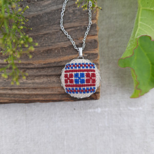 Wisiorek z haftem łemkowskim