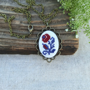 Wisiorek z haftem ukraińskim