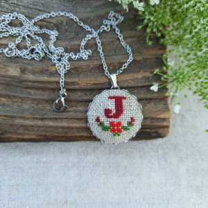 Wisiorek z haftowaną literką J