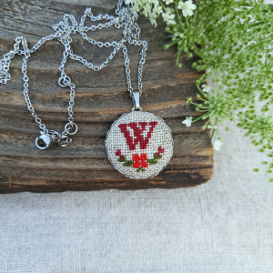 Wisiorek z haftowaną literką W