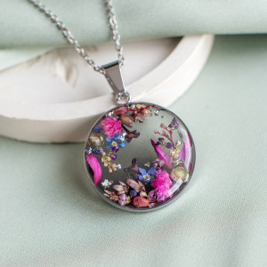 Wisiorek z kompozycją kwiatową 048