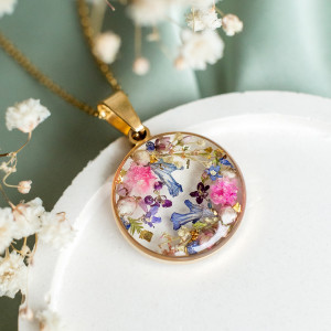 Wisiorek z kompozycją kwiatową 050