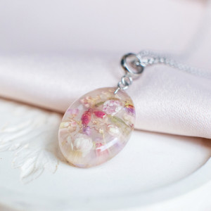 Wisiorek z kompozycją kwiatową 053